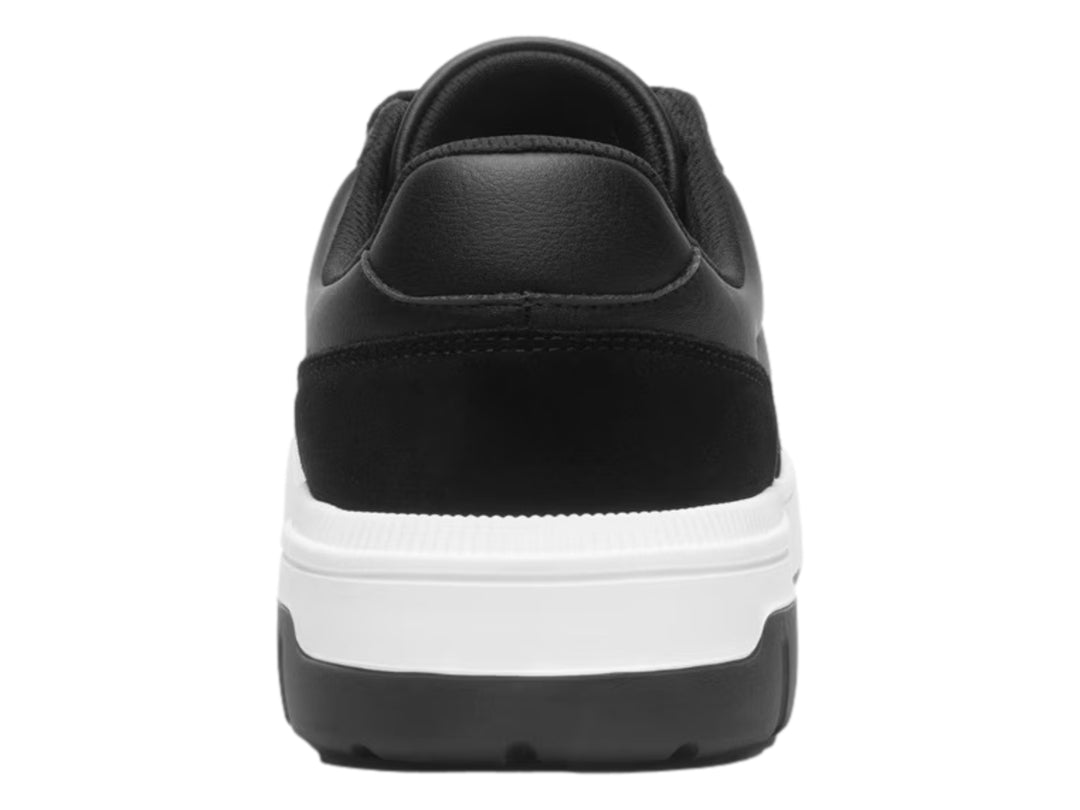 Tenis Flexi color negro con suela blanca y cordones negros.