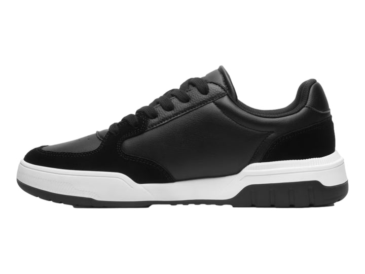Tenis Flexi color negro con suela blanca y cordones negros.