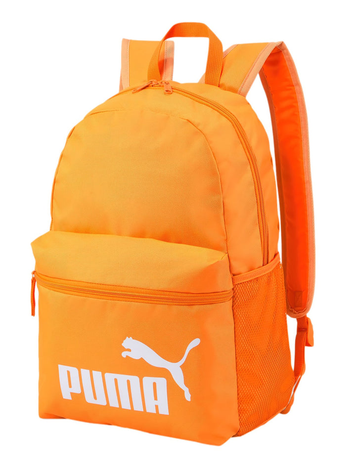 Mochila escolar PUMA de color naranja con logotipo blanco en el bolsillo frontal y bolsillos laterales de malla.
