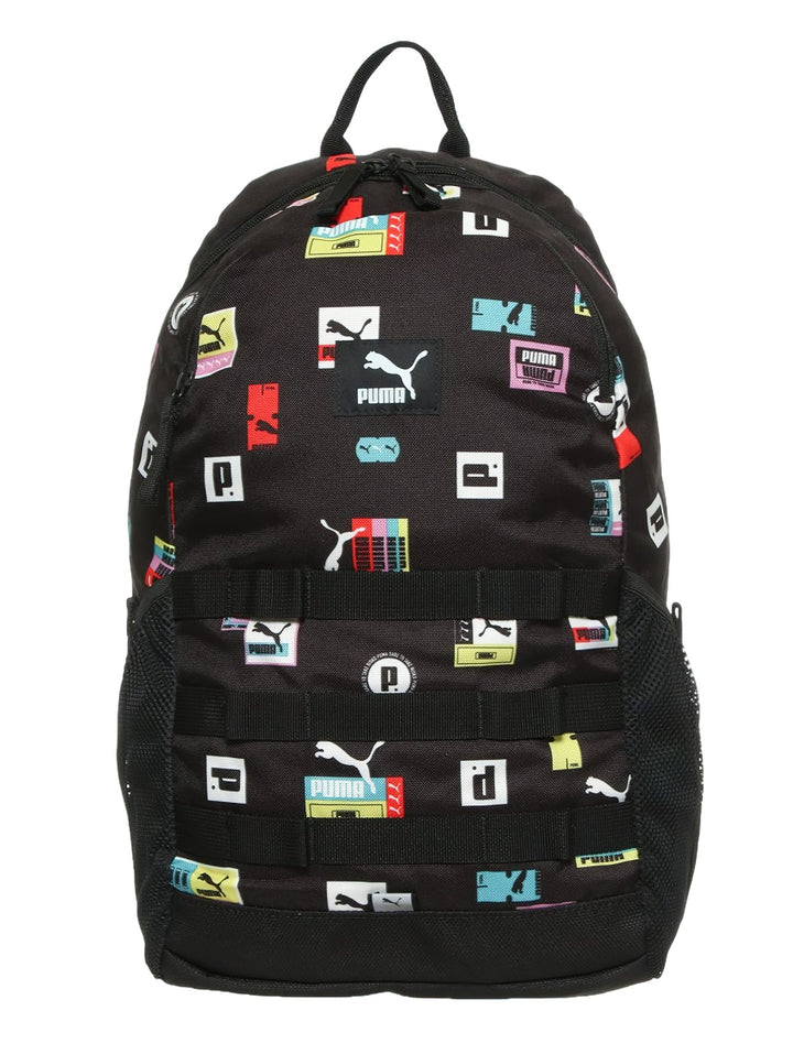 Mochila Puma color negro con estampado multicolor de logotipos Brand Love y bolsillos laterales de malla.