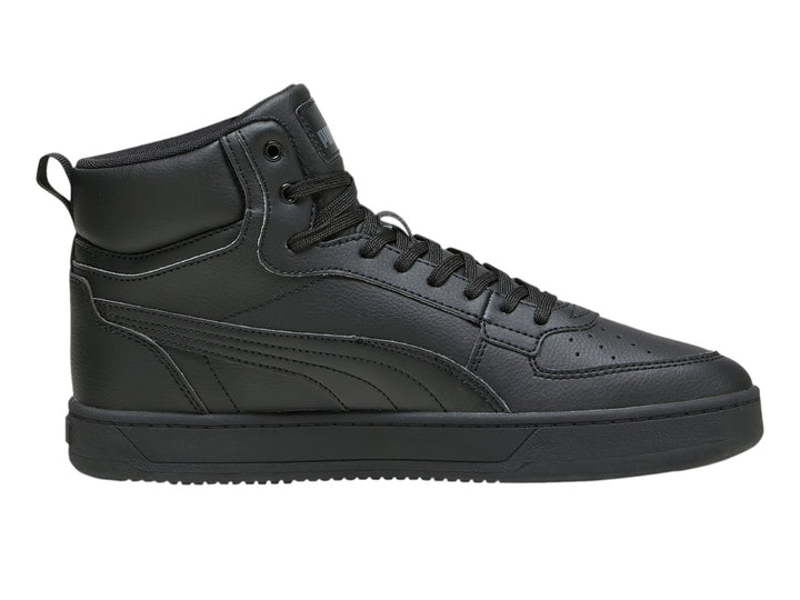 Tenis PUMA Caven 2.0 Mid en color negro total, diseño de bota media con cordones y suela plana.