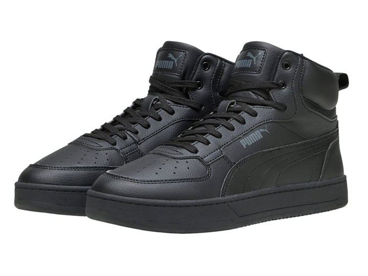Tenis PUMA Caven 2.0 Mid en color negro total, diseño de bota media con cordones y suela plana.