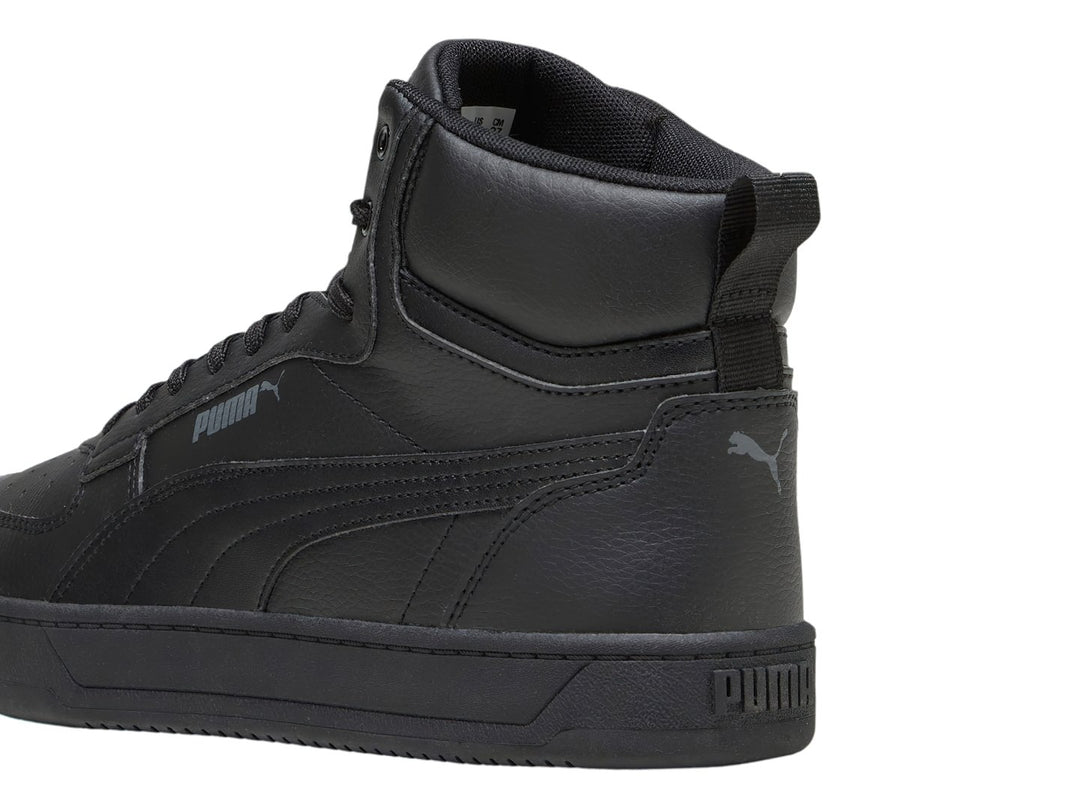Tenis PUMA Caven 2.0 Mid en color negro total, diseño de bota media con cordones y suela plana.