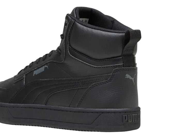 Tenis PUMA Caven 2.0 Mid en color negro total, diseño de bota media con cordones y suela plana.