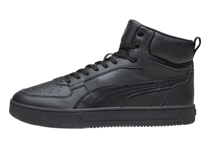 Tenis PUMA Caven 2.0 Mid en color negro total, diseño de bota media con cordones y suela plana.