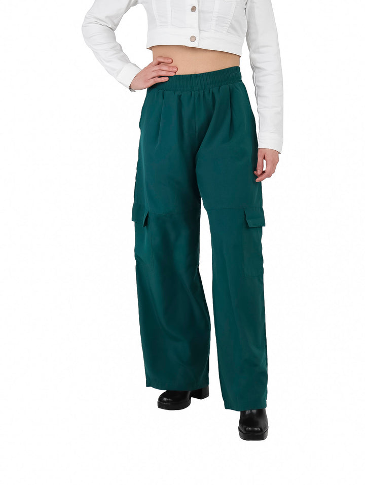 Mujer vistiendo pantalón cargo color verde oscuro de pierna ancha y cintura elástica.