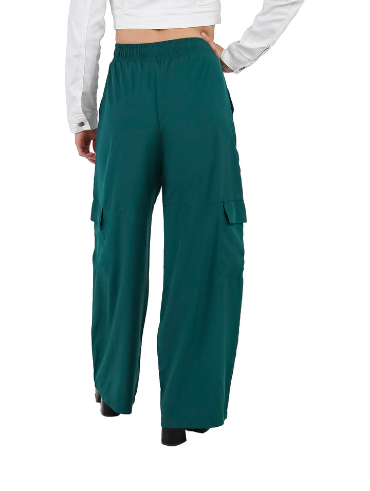 Mujer vistiendo pantalón cargo color verde oscuro de pierna ancha y cintura elástica.