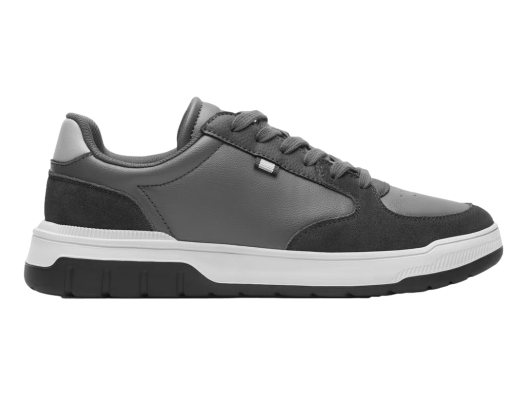 Tenis casuales Flexi color gris con suela blanca y negra, vista lateral.