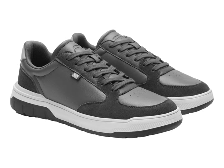 Tenis casuales Flexi color gris con suela blanca y negra, vista lateral.