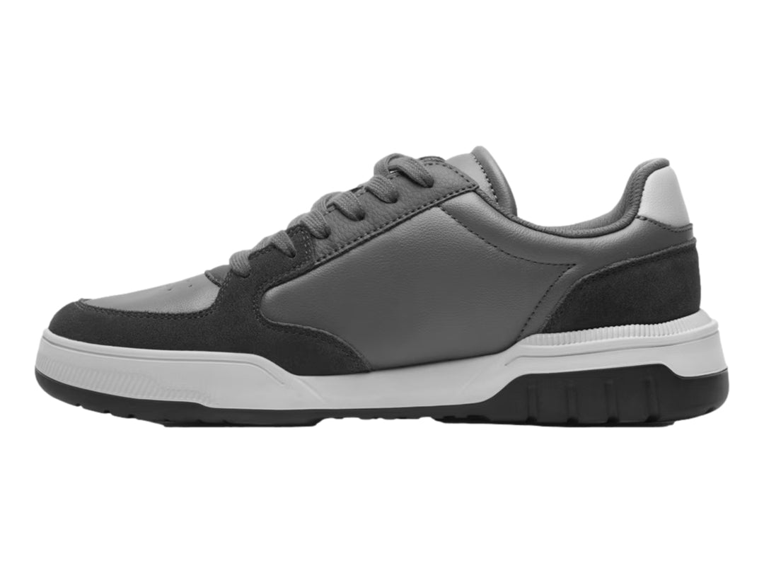 Tenis casuales Flexi color gris con suela blanca y negra, vista lateral.