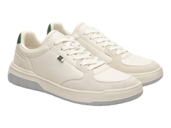 Tenis Flexi color beige con suela gris y pequeños detalles verdes en el talón y la lengüeta.
