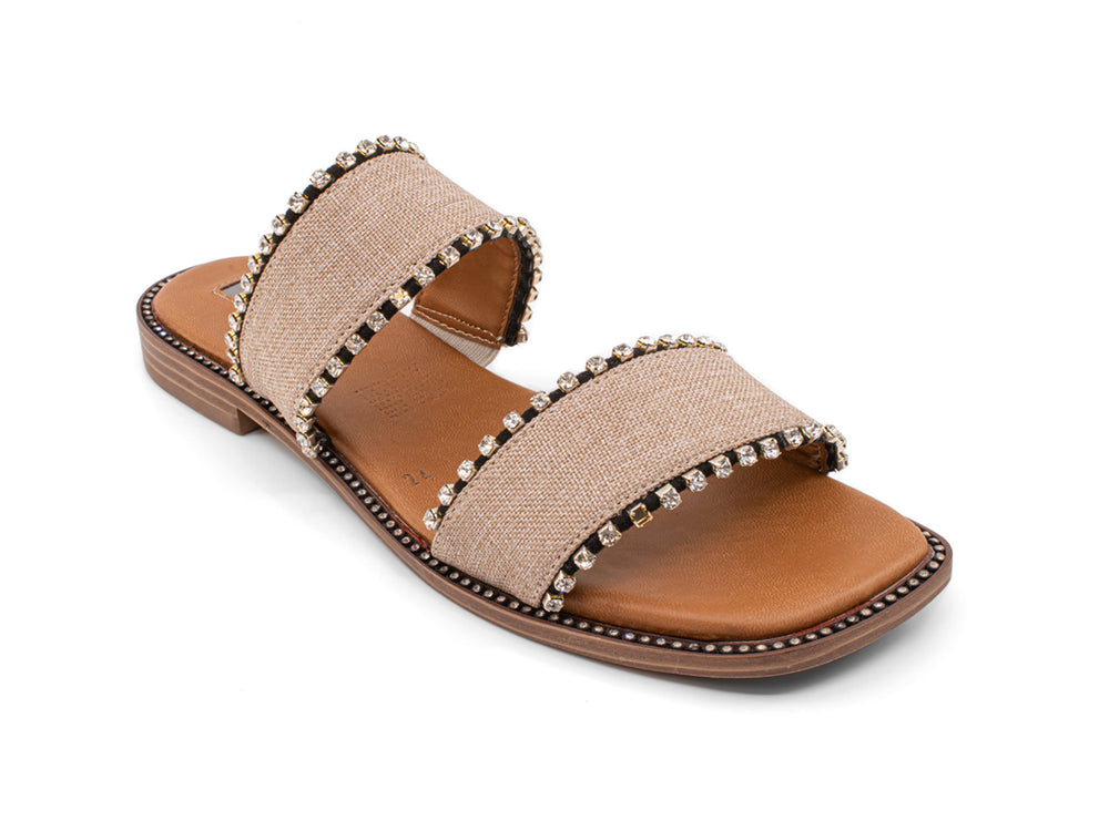 Sandalias slide color crudo con dos bandas decoradas con tachuelas y suela marrón.