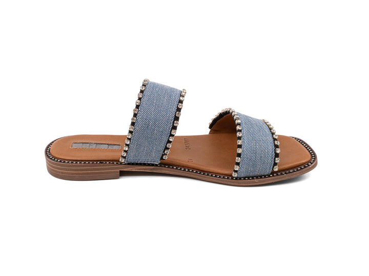 Sandalia casual color azul cielo con tiras de tela tipo denim y suela marrón.