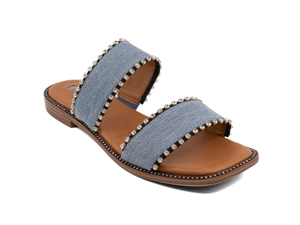 Sandalia casual color azul cielo con tiras de tela tipo denim y suela marrón.