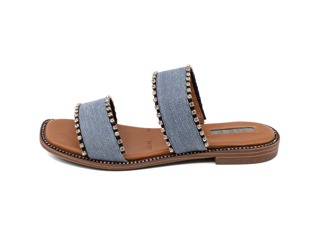 Sandalia casual color azul cielo con tiras de tela tipo denim y suela marrón.