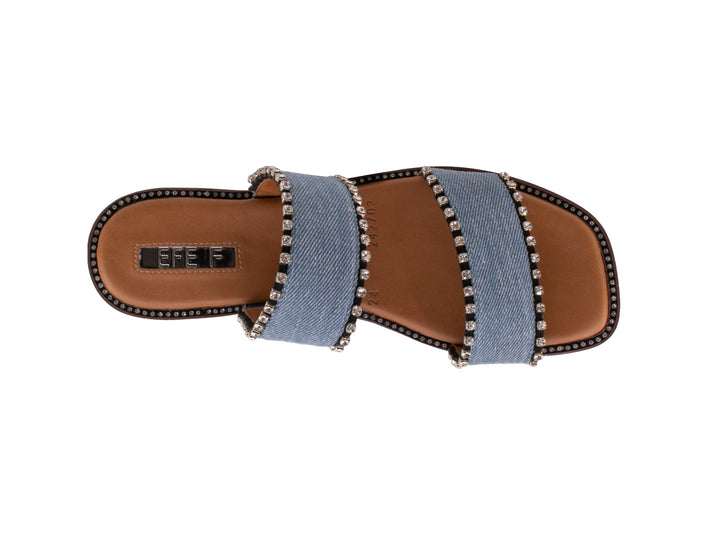 Sandalia casual color azul cielo con tiras de tela tipo denim y suela marrón.