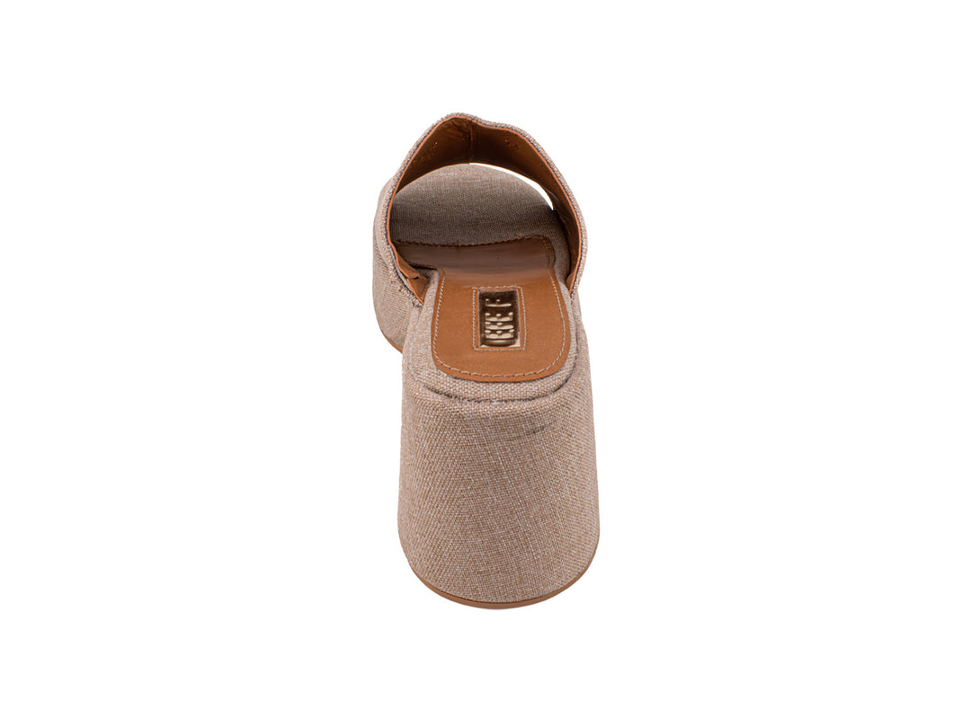 Sandalia de plataforma color crudo con acabado textil y suela café para mujer.