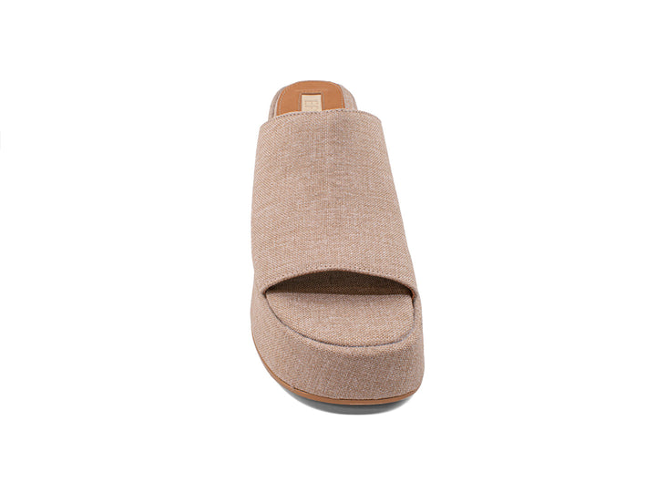 Sandalia de plataforma color crudo con acabado textil y suela café para mujer.