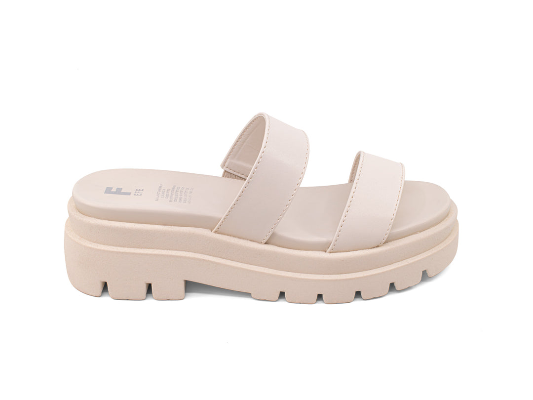 Sandalias de plataforma color beige con dos tiras anchas y suela dentada.