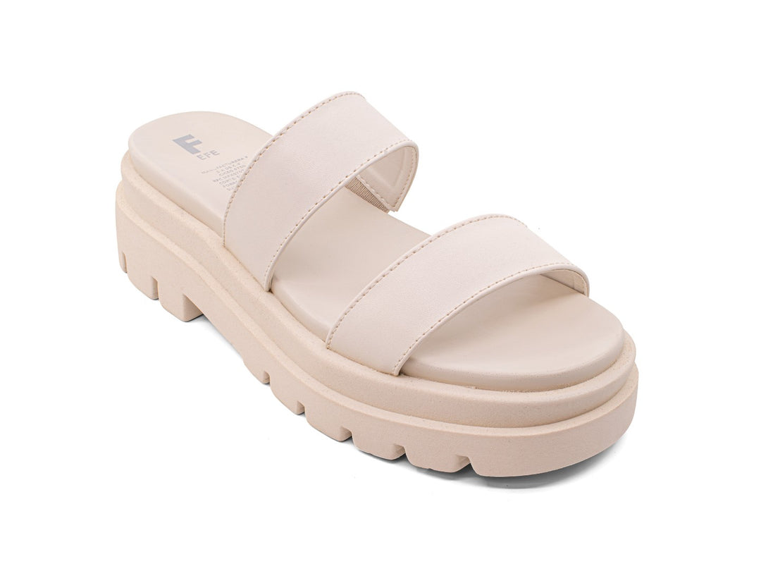 Sandalias de plataforma color beige con dos tiras anchas y suela dentada.