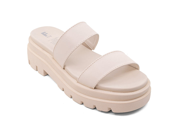 Sandalias de plataforma color beige con dos tiras anchas y suela dentada.