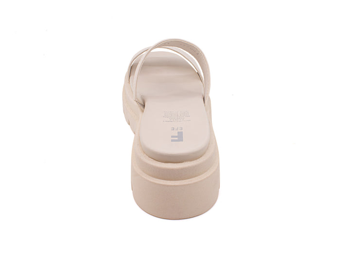 Sandalias de plataforma color beige con dos tiras anchas y suela dentada.