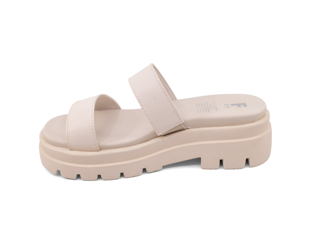 Sandalias de plataforma color beige con dos tiras anchas y suela dentada.