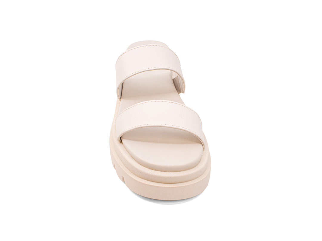Sandalias de plataforma color beige con dos tiras anchas y suela dentada.
