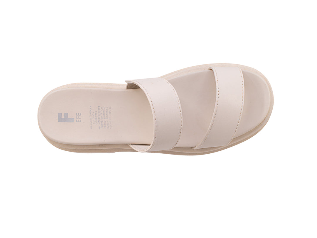 Sandalias de plataforma color beige con dos tiras anchas y suela dentada.