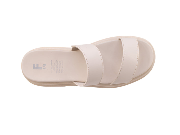 Sandalias de plataforma color beige con dos tiras anchas y suela dentada.