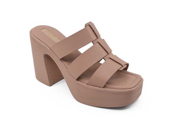 Sandalia de plataforma color beige con tacón grueso y tiras anchas.