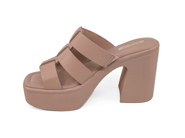 Sandalia de plataforma color beige con tacón grueso y tiras anchas.