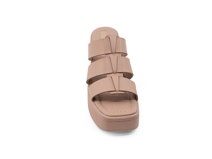 Sandalia de plataforma color beige con tacón grueso y tiras anchas.