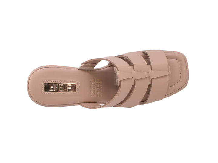 Sandalia de plataforma color beige con tacón grueso y tiras anchas.