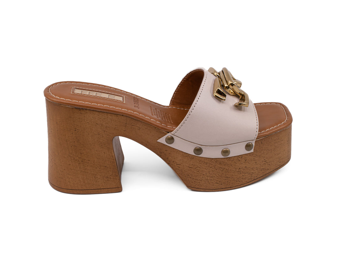 Sandalia de plataforma color beige con tacón grueso de corcho y hebilla dorada.