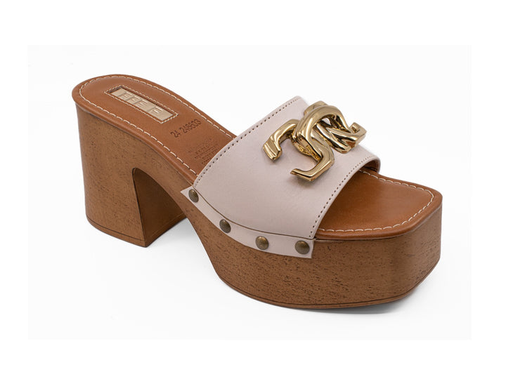 Sandalia de plataforma color beige con tacón grueso de corcho y hebilla dorada.