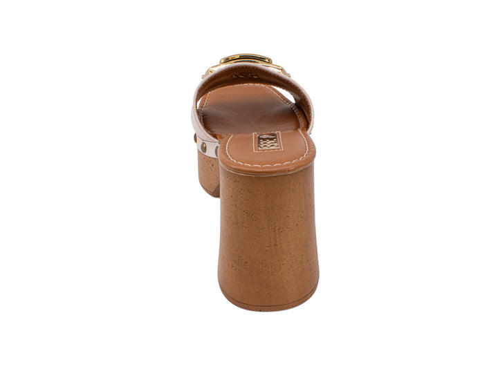 Sandalia de plataforma color beige con tacón grueso de corcho y hebilla dorada.