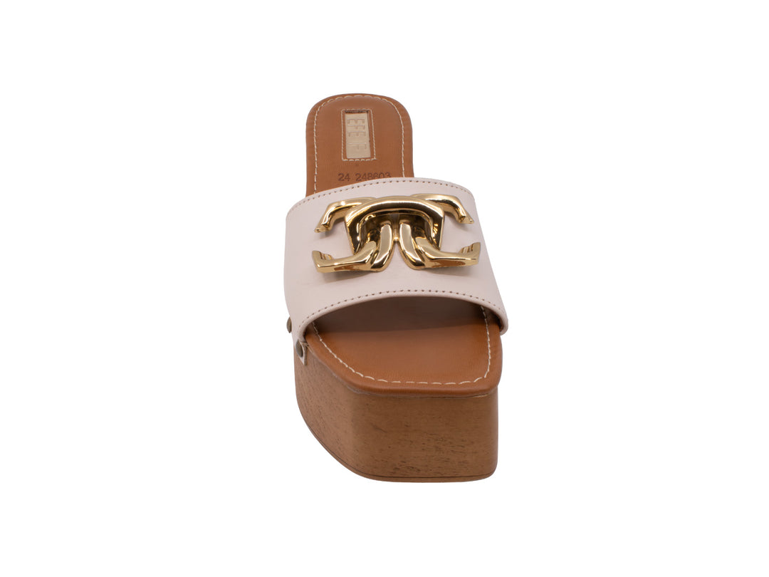 Sandalia de plataforma color beige con tacón grueso de corcho y hebilla dorada.