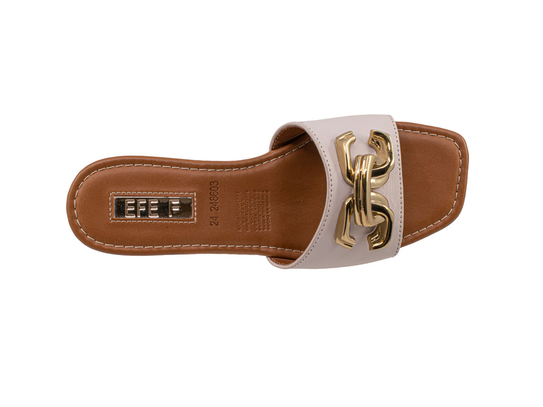 Sandalia de plataforma color beige con tacón grueso de corcho y hebilla dorada.