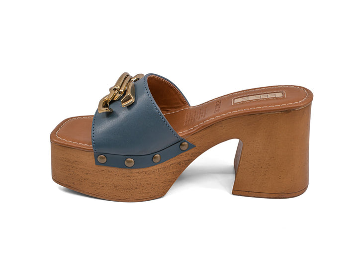 Sandalia de plataforma con tacón grueso color café y correa azul mezclilla con hebilla dorada.