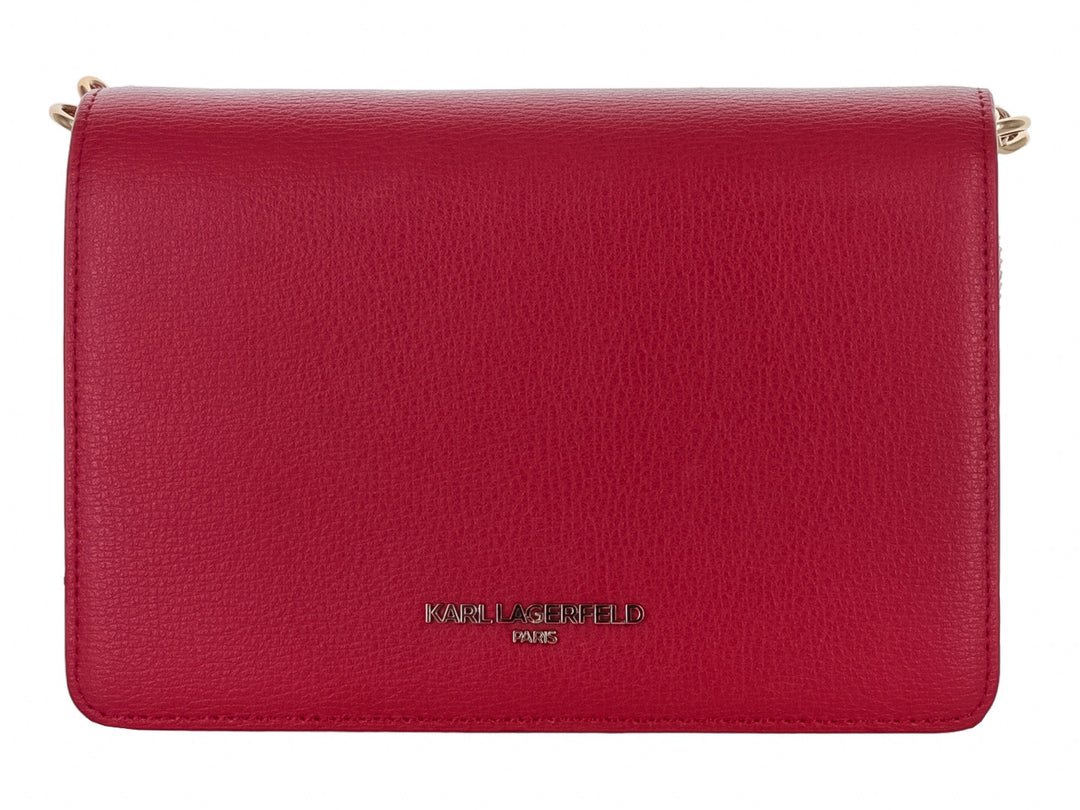 Bolso rectangular color crimson con logotipo y cadena en tono dorado de la marca Karl Lagerfeld.