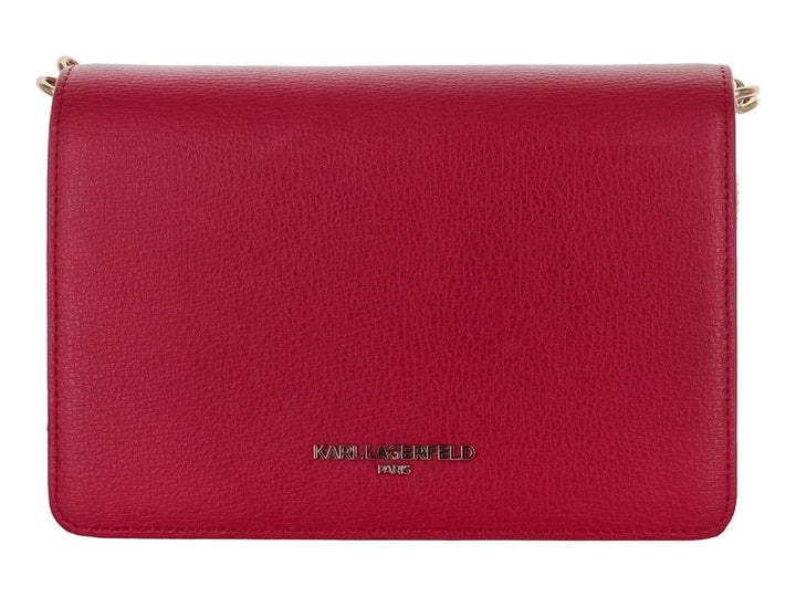 Bolso rectangular color crimson con logotipo y cadena en tono dorado de la marca Karl Lagerfeld.