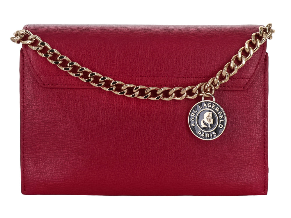Bolso rectangular color crimson con logotipo y cadena en tono dorado de la marca Karl Lagerfeld.