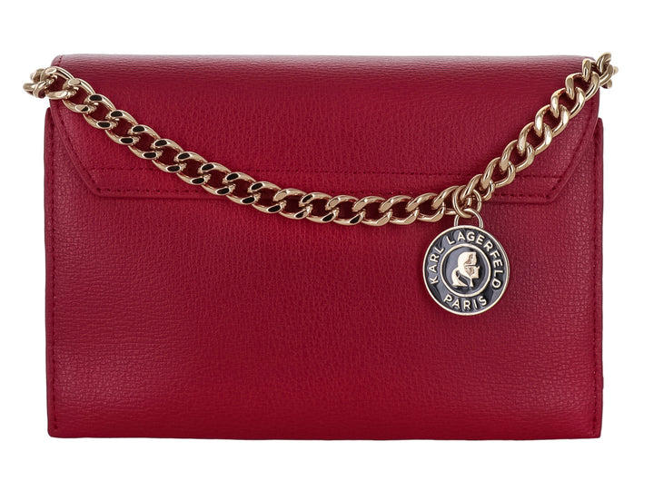 Bolso rectangular color crimson con logotipo y cadena en tono dorado de la marca Karl Lagerfeld.