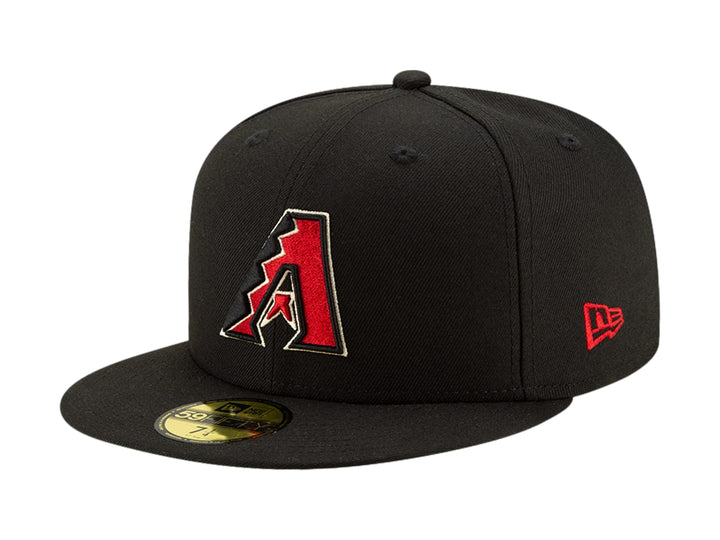 Gorra de béisbol New Era color negro con logotipo bordado en el frente y visera plana.