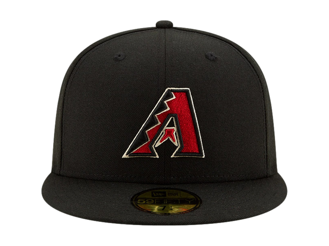 Gorra de béisbol New Era color negro con logotipo bordado en el frente y visera plana.