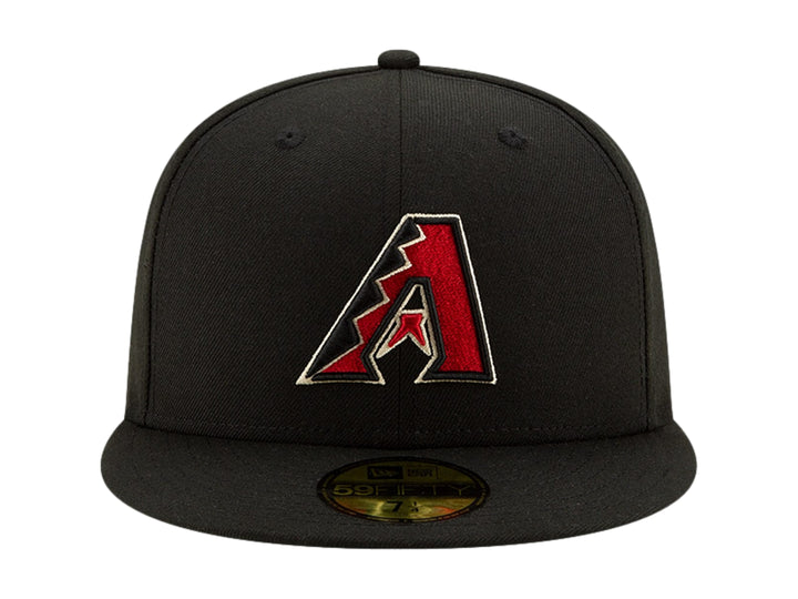 Gorra de béisbol New Era color negro con logotipo bordado en el frente y visera plana.