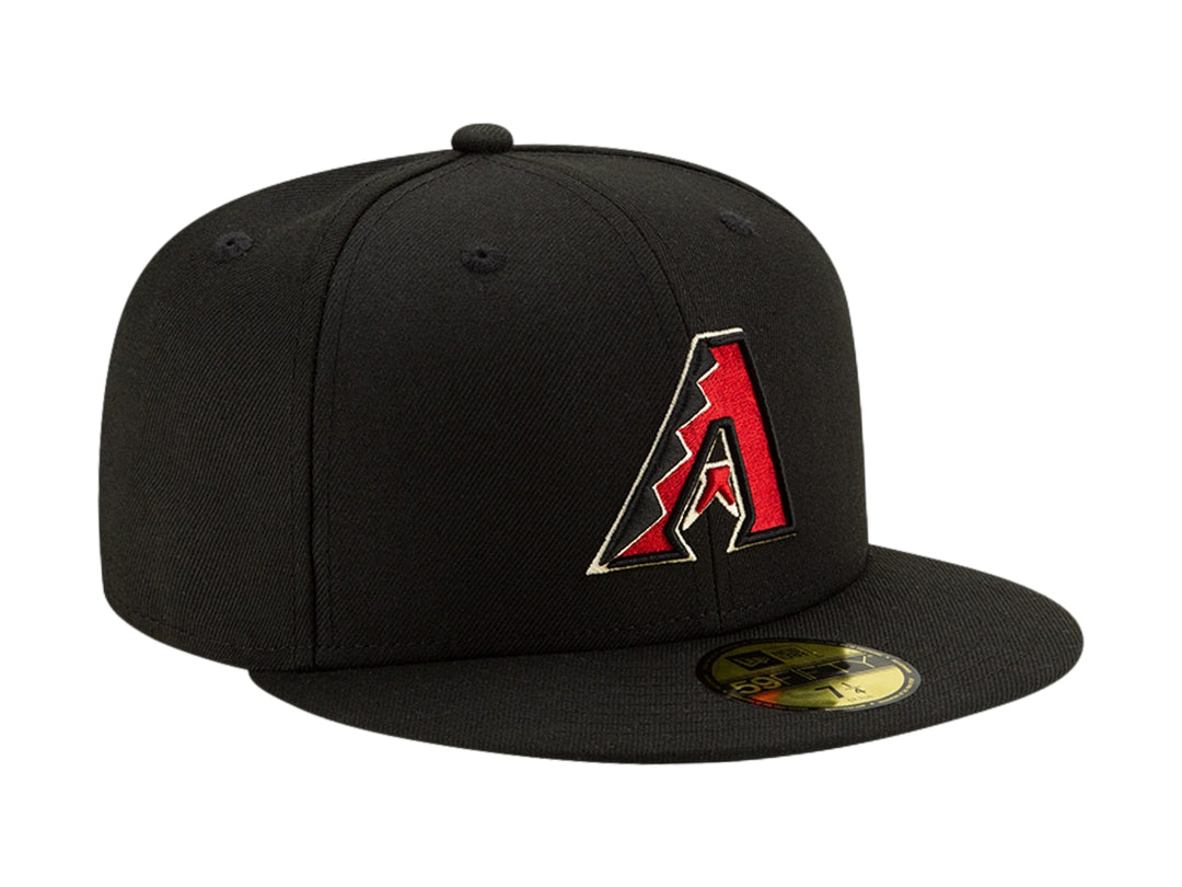 Gorra de béisbol New Era color negro con logotipo bordado en el frente y visera plana.