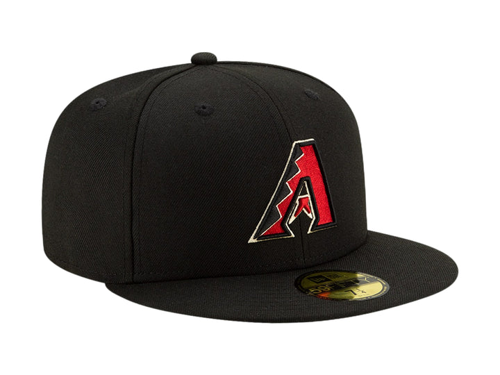 Gorra de béisbol New Era color negro con logotipo bordado en el frente y visera plana.