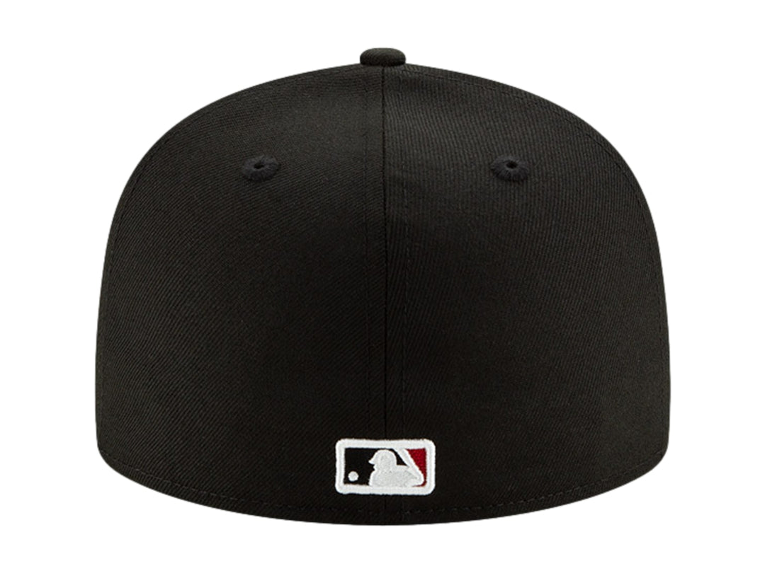 Gorra de béisbol New Era color negro con logotipo bordado en el frente y visera plana.